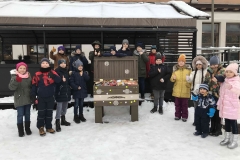3_b-klases-skolēni-piepildījuši-Labdarības-kasti-ar-pārtikas-paciņām_