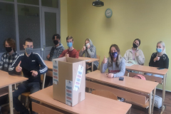 Projekta dalībnieki, gatavojot ziedojuma kasti