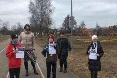 Pirmajā rindā no kreisās puses Aleksis L., Lauris E., Anna R., otrajā rindā direktore Inese A. un sporta skolotāja Līga Z.