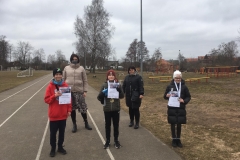 5. b klases skolēni ar skolas direktori un sporta skolotāju stadionā