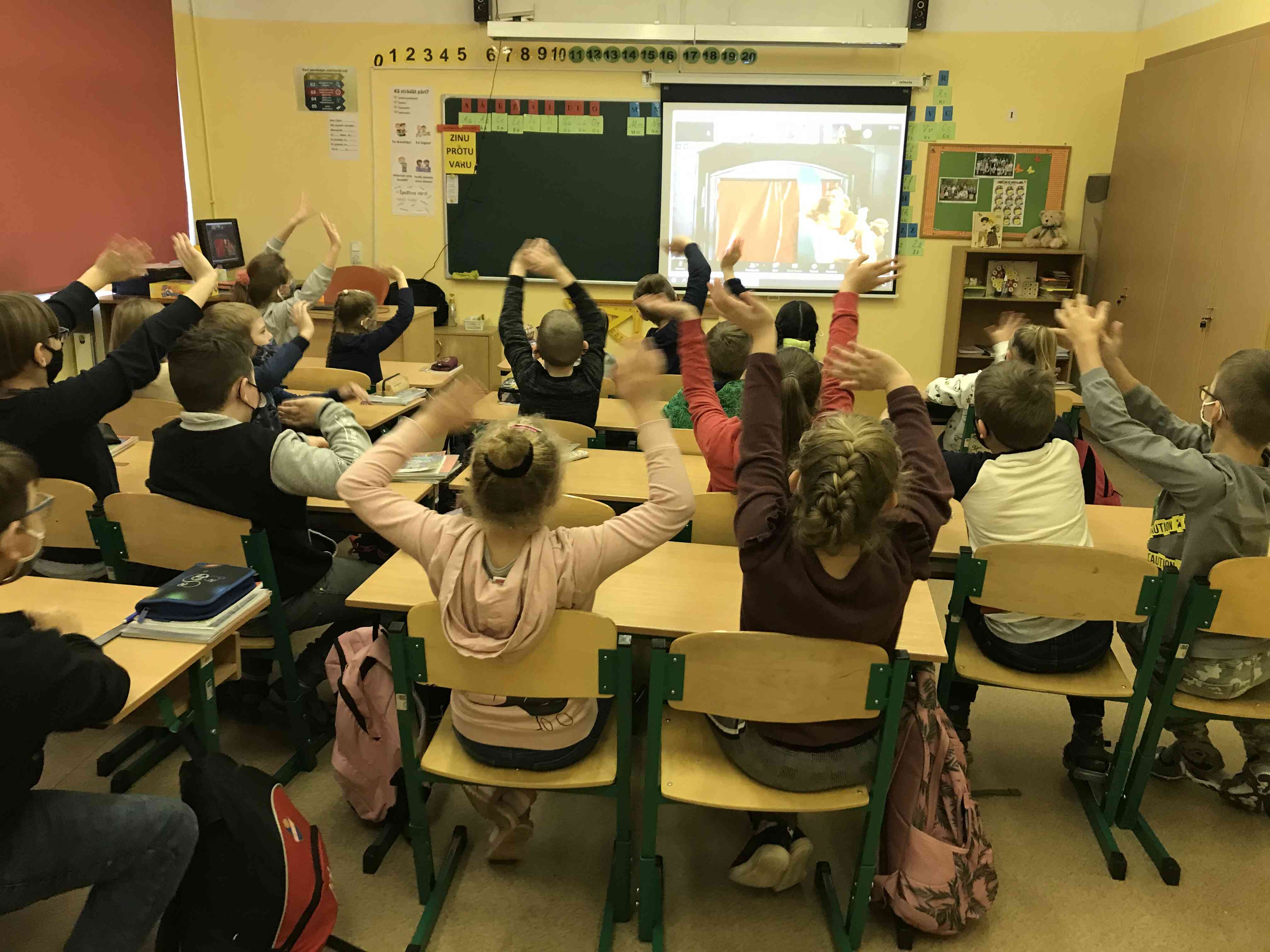 3. b klases skolēni atbalsta galveno varoni.