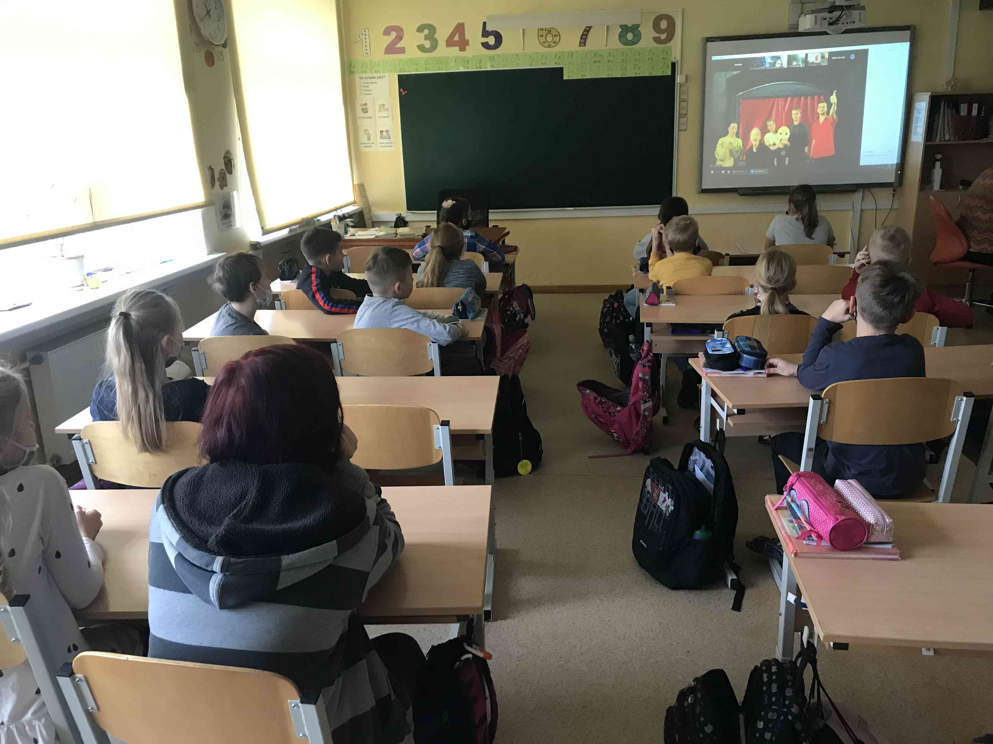 3.a klases skolēni ieinteresēti izrādes norisē.