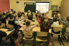 3. b klases skolēni atbalsta galveno varoni.