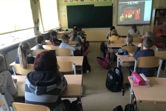 3.a klases skolēni ieinteresēti izrādes norisē.
