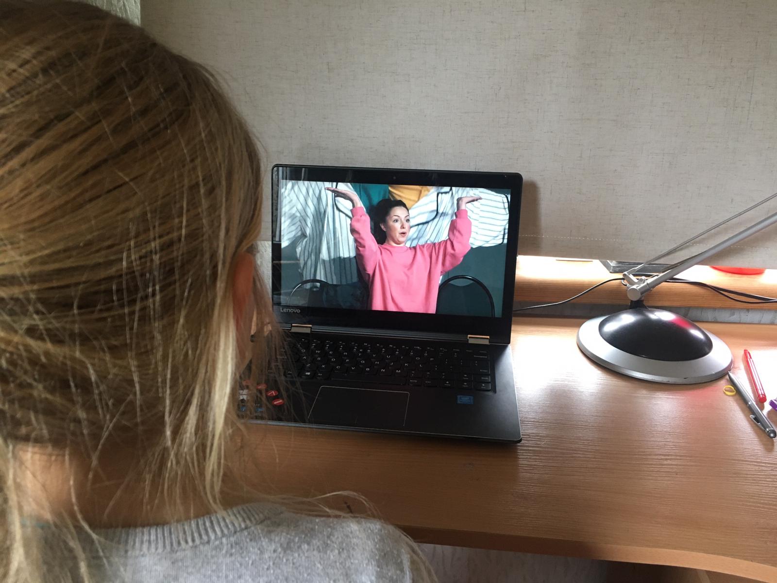 2.klases skolēns skatās izrādi "Slinkums"