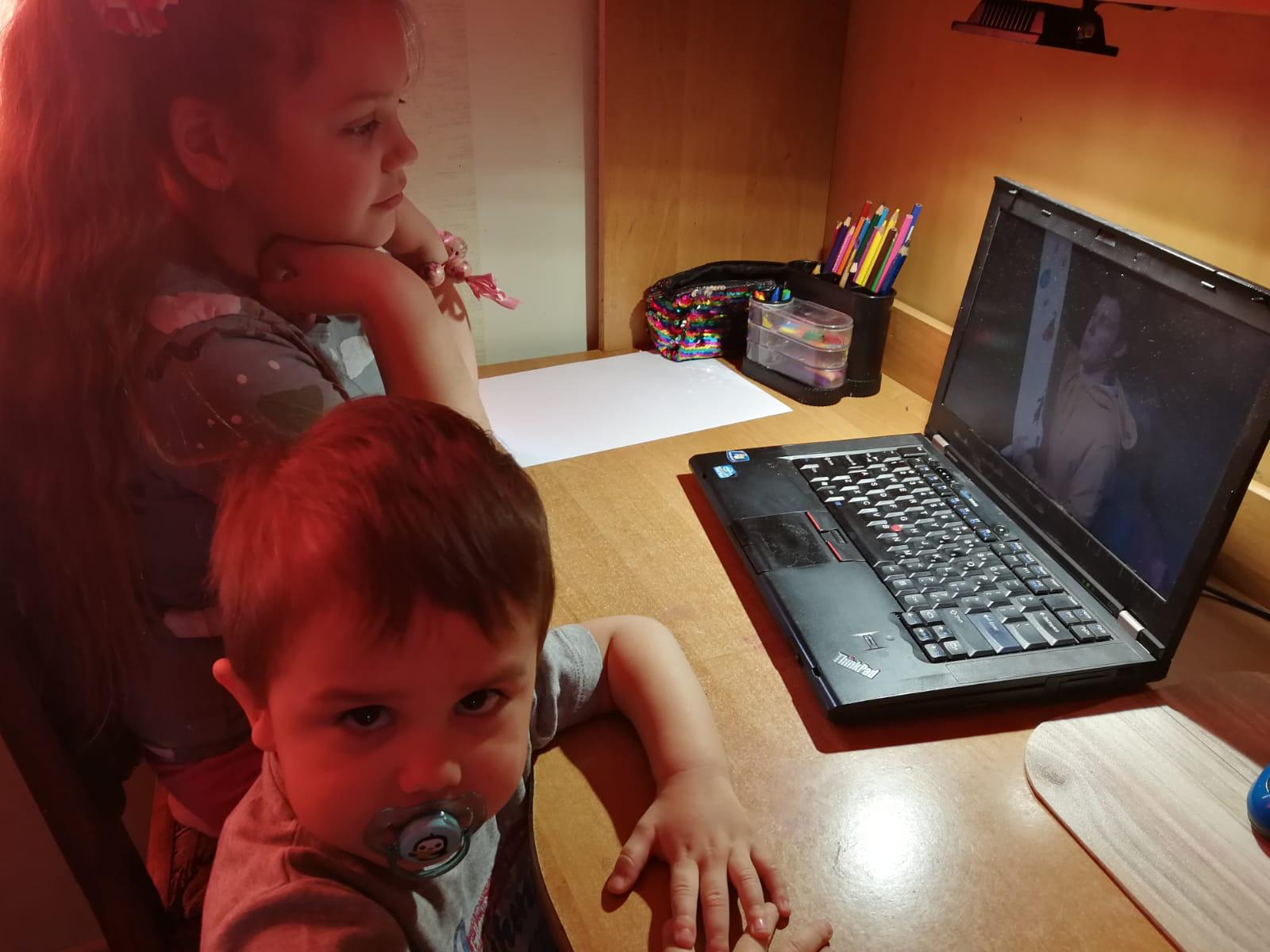 2.klases skolēns skatās izrādi "Slinkums"
