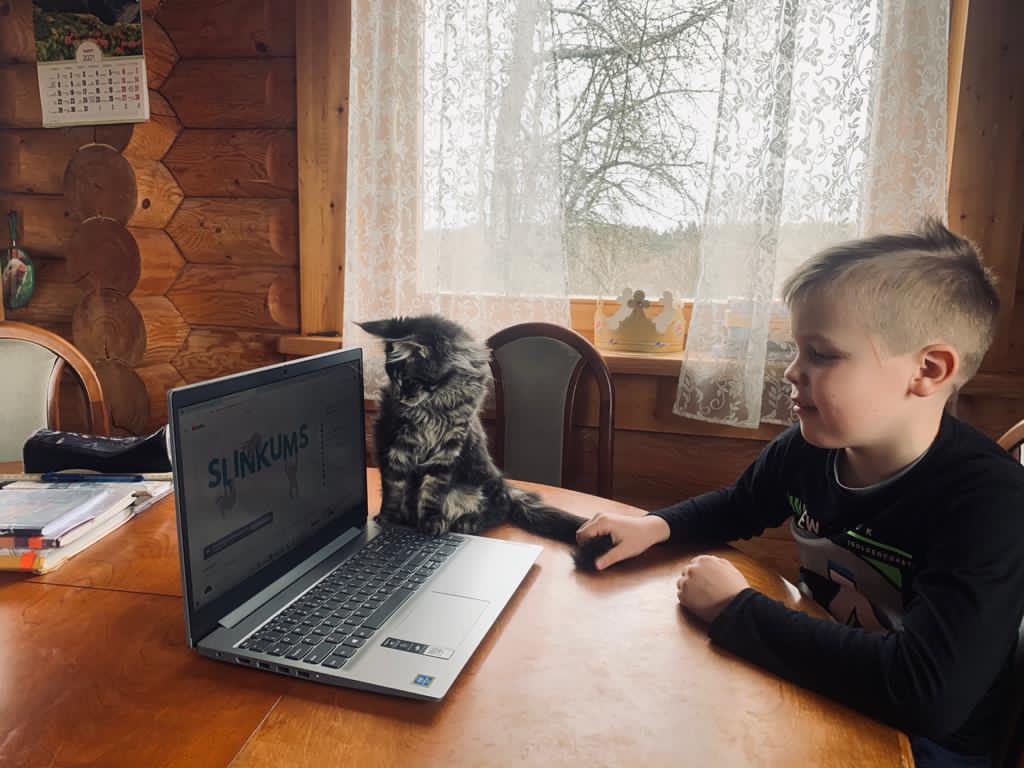 2.klases skolēns skatās izrādi "Slinkums"