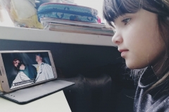 2.klases skolniece Endija Sala skatās izrādi "Slinkums"