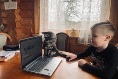 2.klases skolēns skatās izrādi "Slinkums"